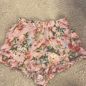 Flower ruffled shorts